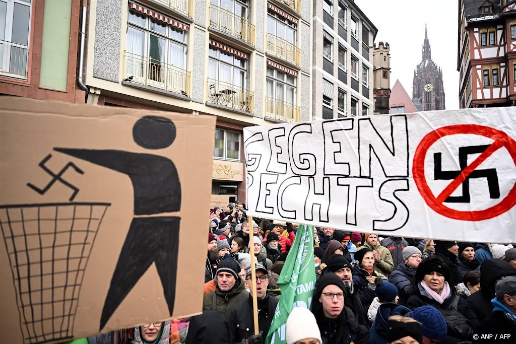 Duitsers weer massaal de straat op tegen extreemrechts