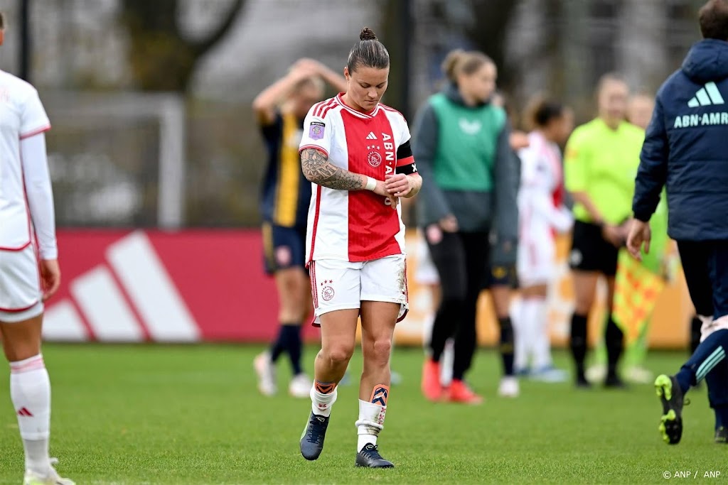 Spitse steelt show met afstandsschot voor voetbalsters van Ajax  
