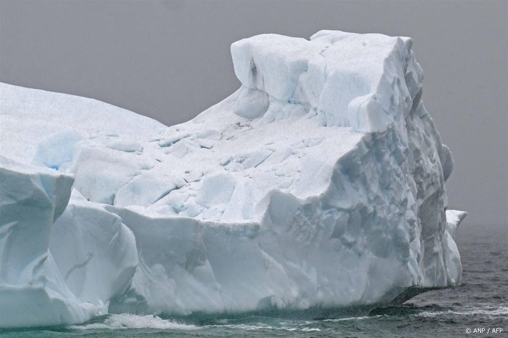 Grootste ijsberg ter wereld drijft gestaag weg bij Antarctica