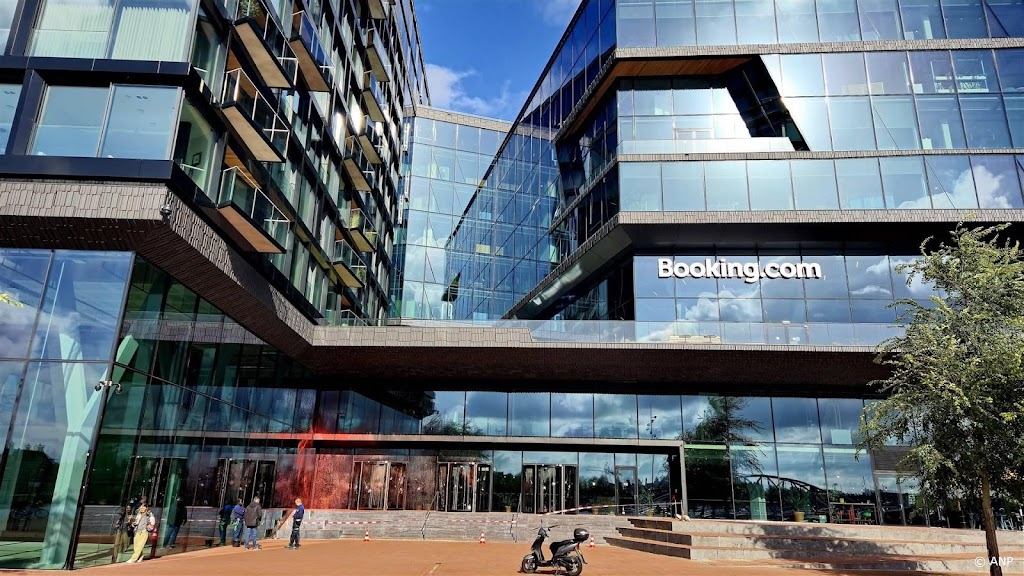 Actievoerders bekladden hoofdkantoor Booking.com met nepbloed