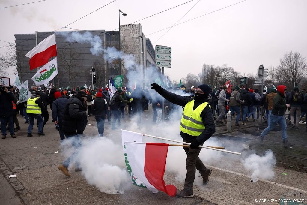 Traangas en vuurwerk bij boerenprotest bij Europees Parlement