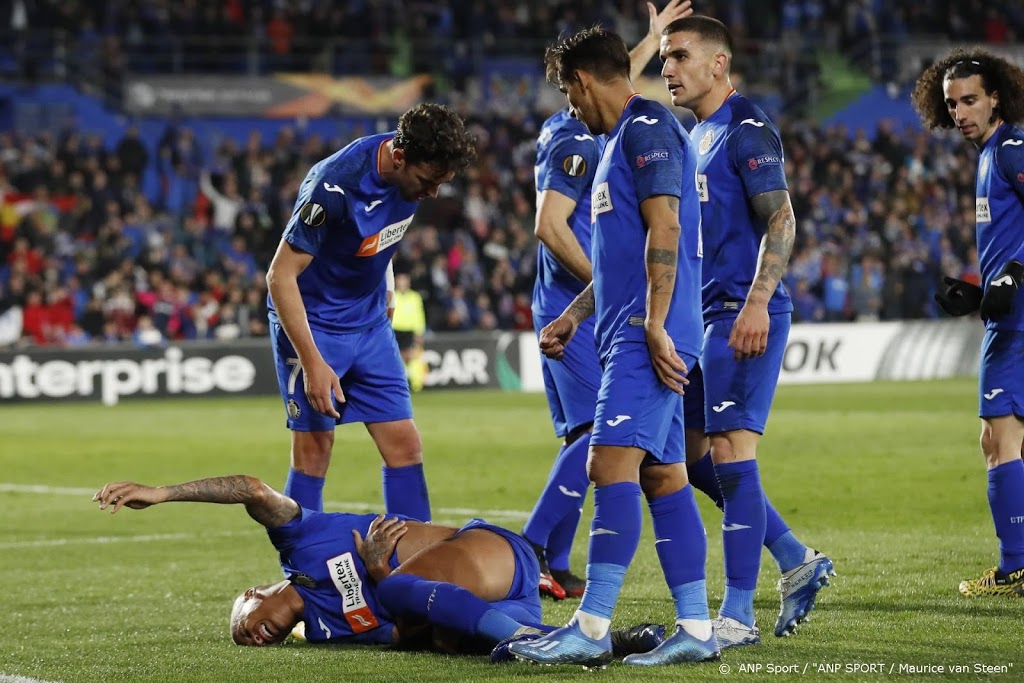 Ajax-fans gooien voorwerpen op veld van Getafe