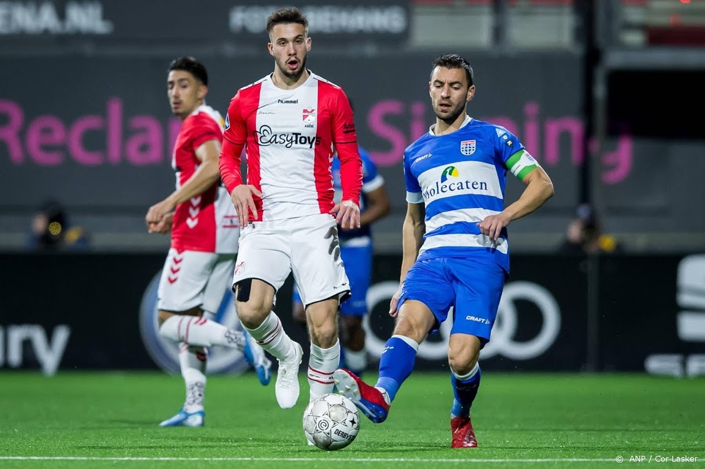 FC Emmen - PEC Zwolle even stilgelegd vanwege vuurwerk