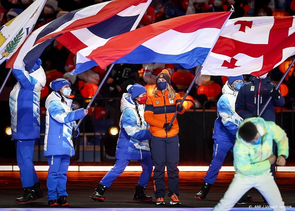 Olympisch kampioene Schouten draagt vlag 'Vogelnest' binnen 