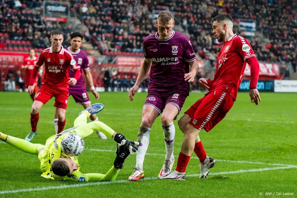 FC Twente pakt punt tegen Go Ahead na boeiende slotfase