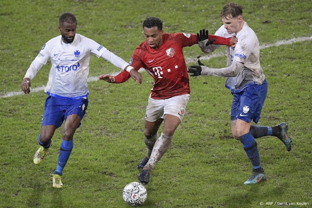 Vitesse komt met man minder toch nog naast FC Utrecht