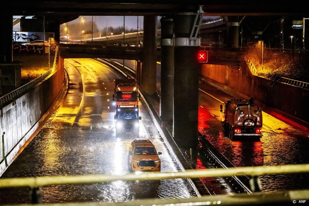 Stormachtig weer zorgt zondag vooral voor wateroverlast op wegen
