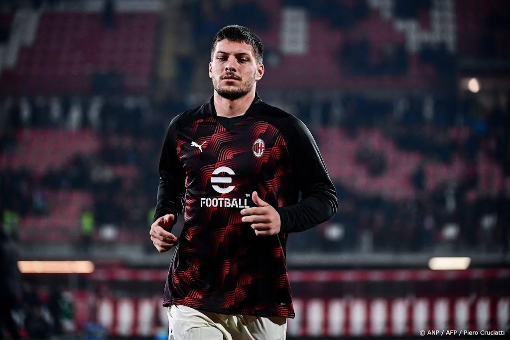 AC Milan-aanvaller Jovic twee duels geschorst na slaande beweging