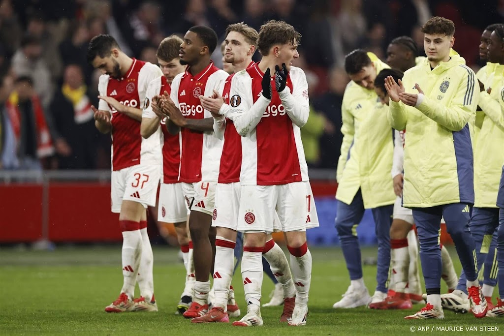 Tiental Ajax ontsnapt in verlenging aan uitschakeling in Europa  