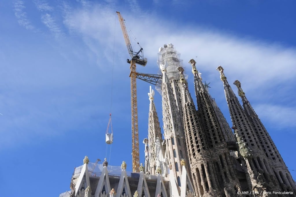 Hoogste toren basiliek Sagrada Familia af, maar bouw gaat door