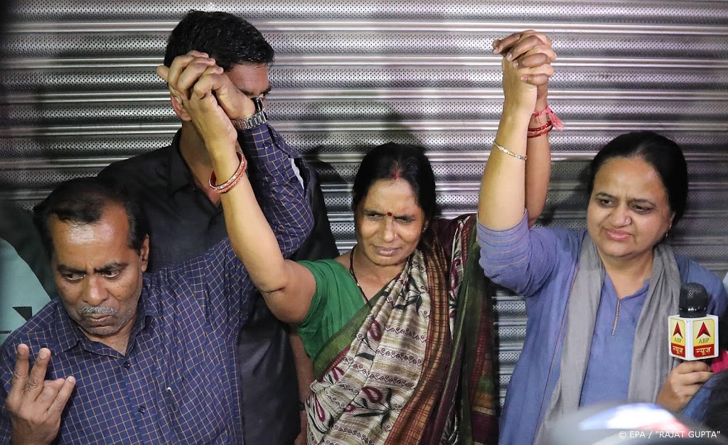 Vier Indiërs opgehangen die vrouw verkrachtten in bus