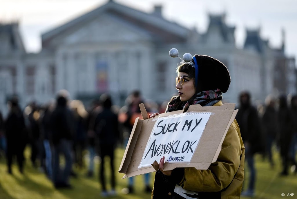 Betogers Museumplein gevraagd te vertrekken