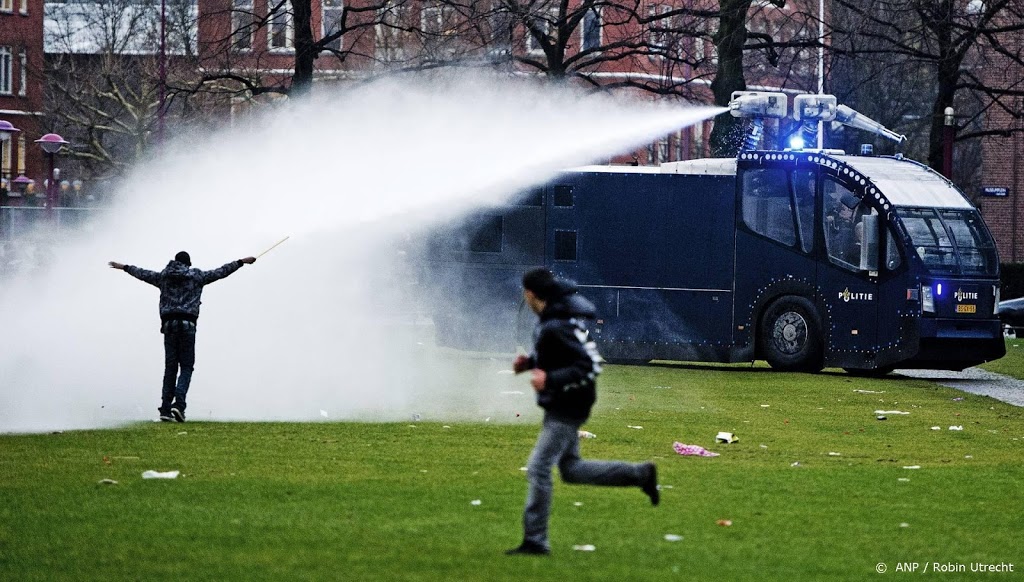 Omsingelde betogers in Amsterdam verplaatst met bussen