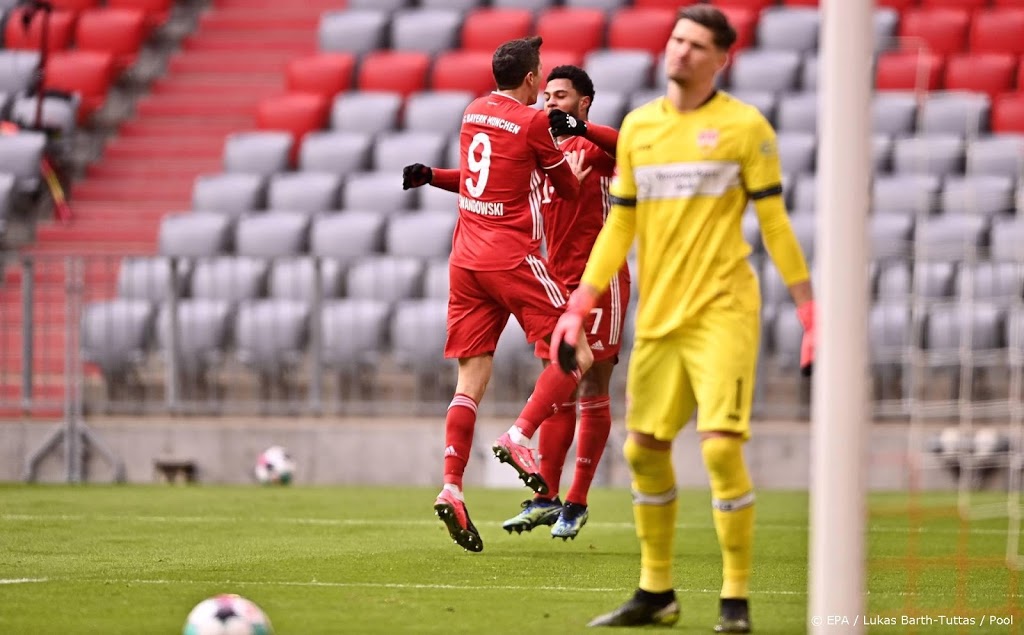 Lewandowski scoort driemaal voor tiental van Bayern München