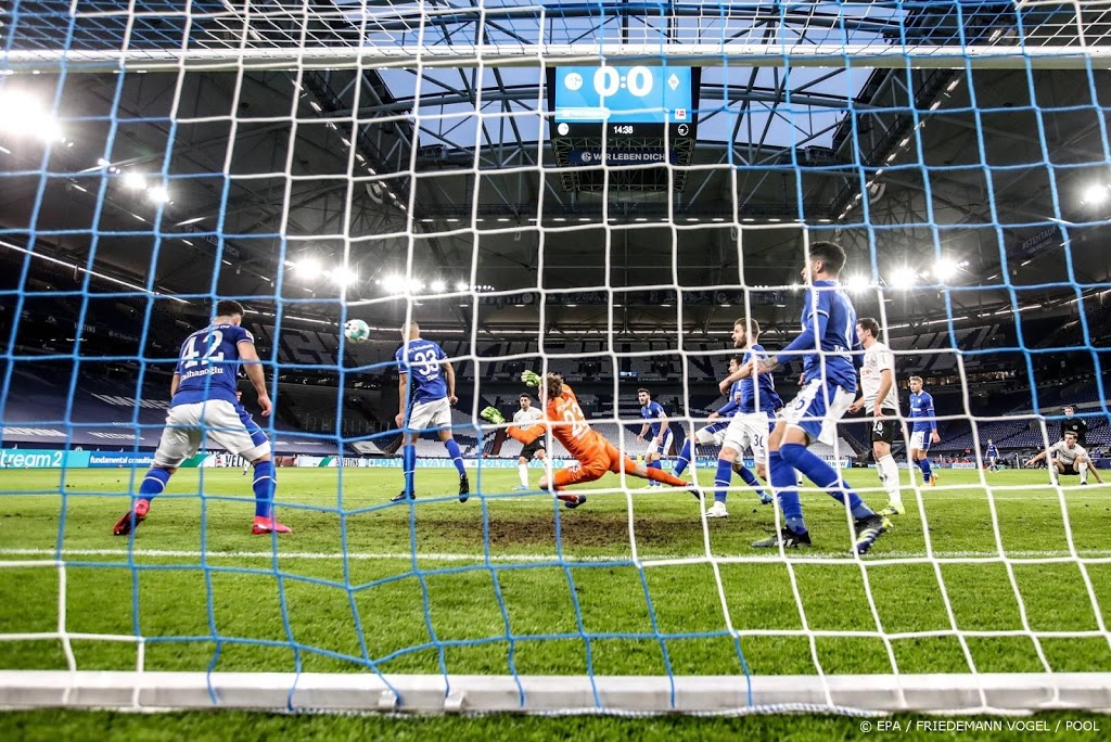 Schalke 04 met Huntelaar als invaller opnieuw kansloos onderuit 