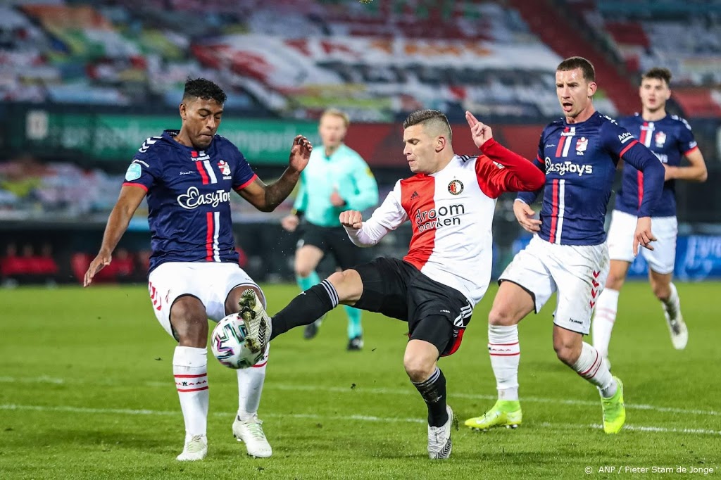 Trainer Advocaat wil weten wat zijn spelers dwars zit