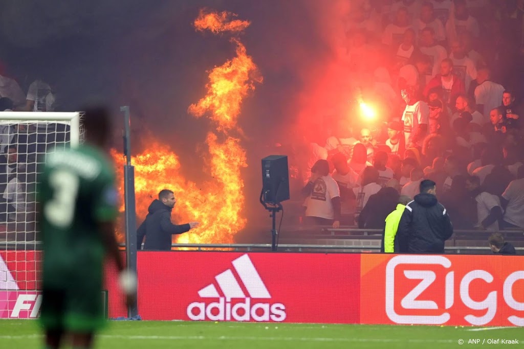 Ajax - Feyenoord later van start na sfeeractie voor Picornie