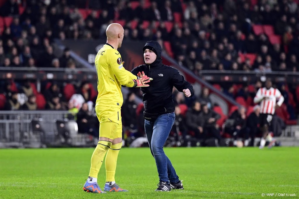 PSV legt veldbetreder tegen Sevilla stadionverbod van 40 jaar op