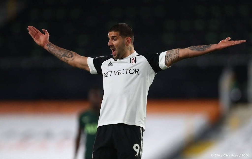 Lange schorsing dreigt voor Mitrovic van Fulham voor duw arbiter 