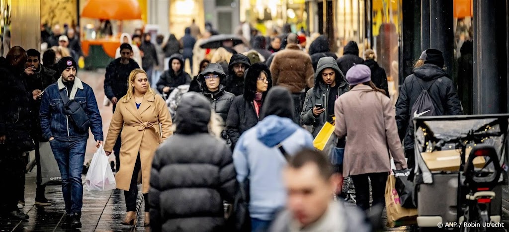 Consumenten voor zevende maand op rij minder negatief