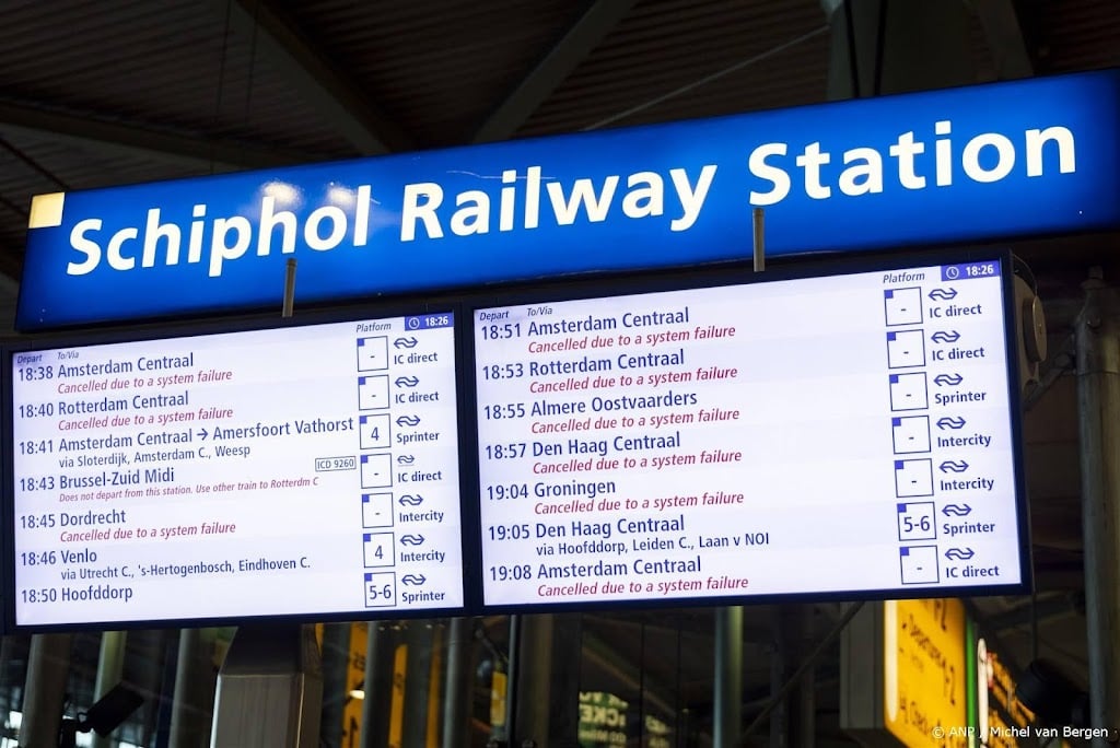 Wisselstoring legt treinverkeer rond Schiphol bijna helemaal plat