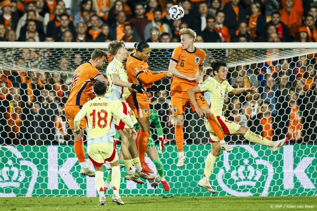 Oranje verspeelt in blessuretijd zege op Spanje 