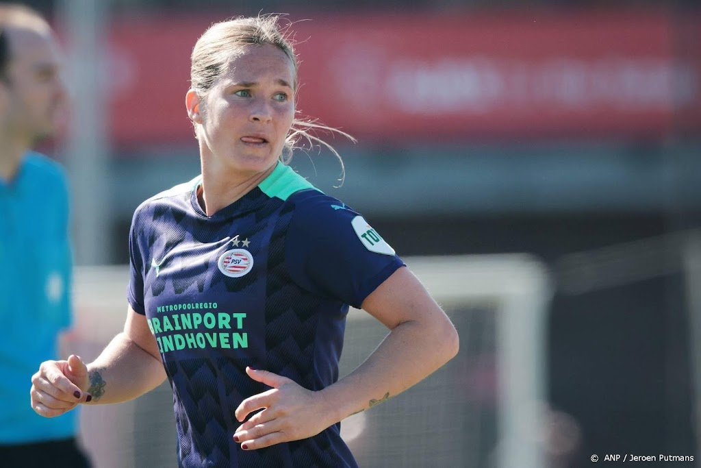 Voetbalster Van Lunteren beëindigt loopbaan