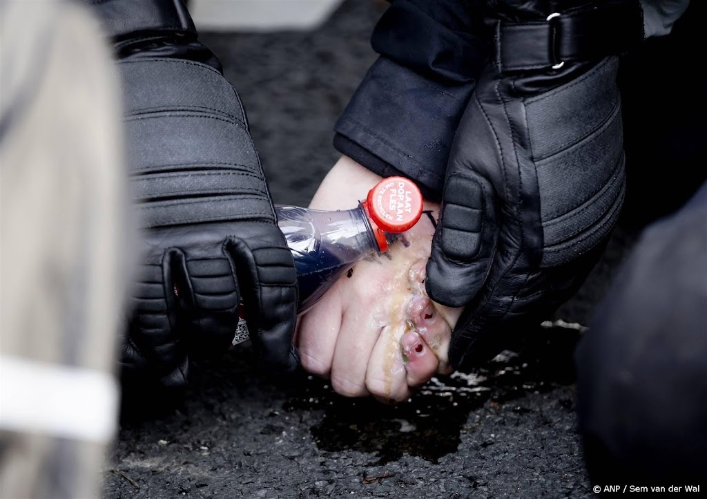 XR: politie gaat over tot aanhoudingen bij protest in Den Haag