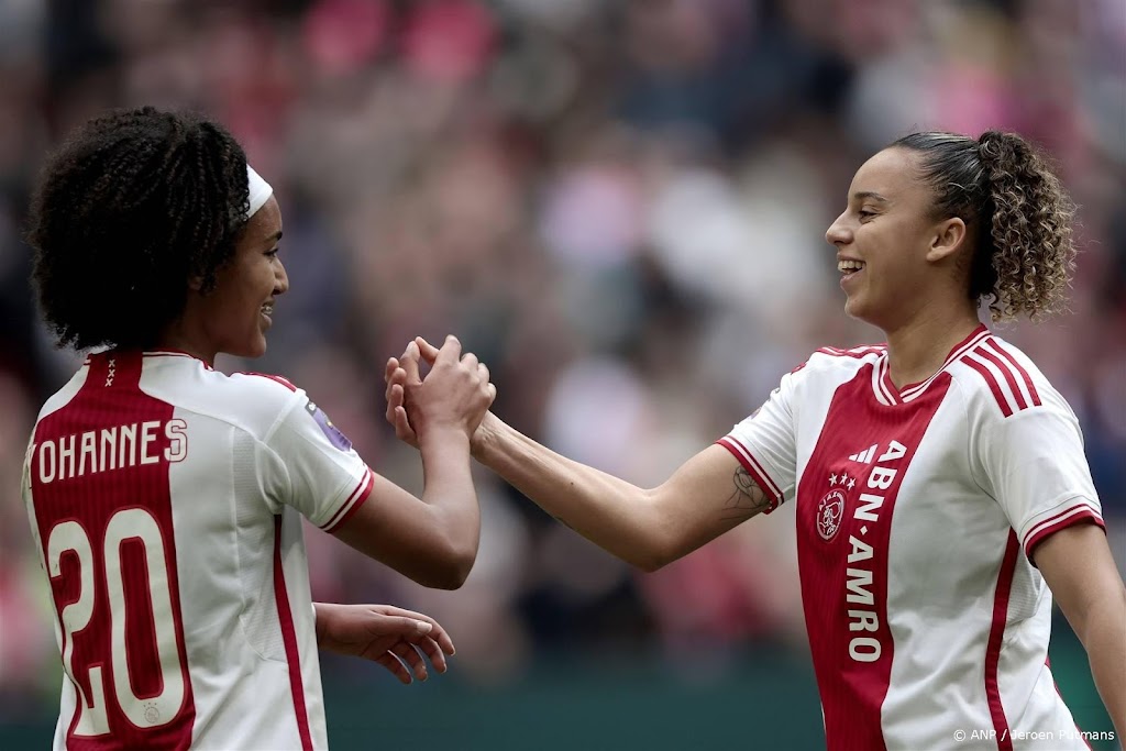 Duel Ajax - AZ gestaakt na zware botsing AZ-keepster Liefting