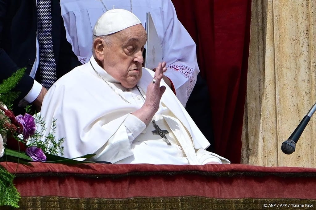Paus Franciscus verschijnt op balkon voor jaarlijkse paaszegen