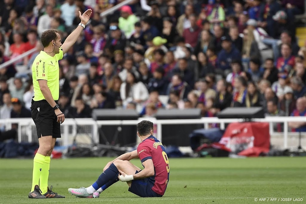 Spits Lewandowski van FC Barcelona loopt hamstringblessure op