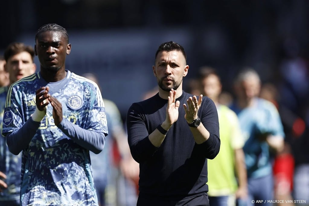 Trainer Farioli niet in paniek na grote nederlaag van Ajax 