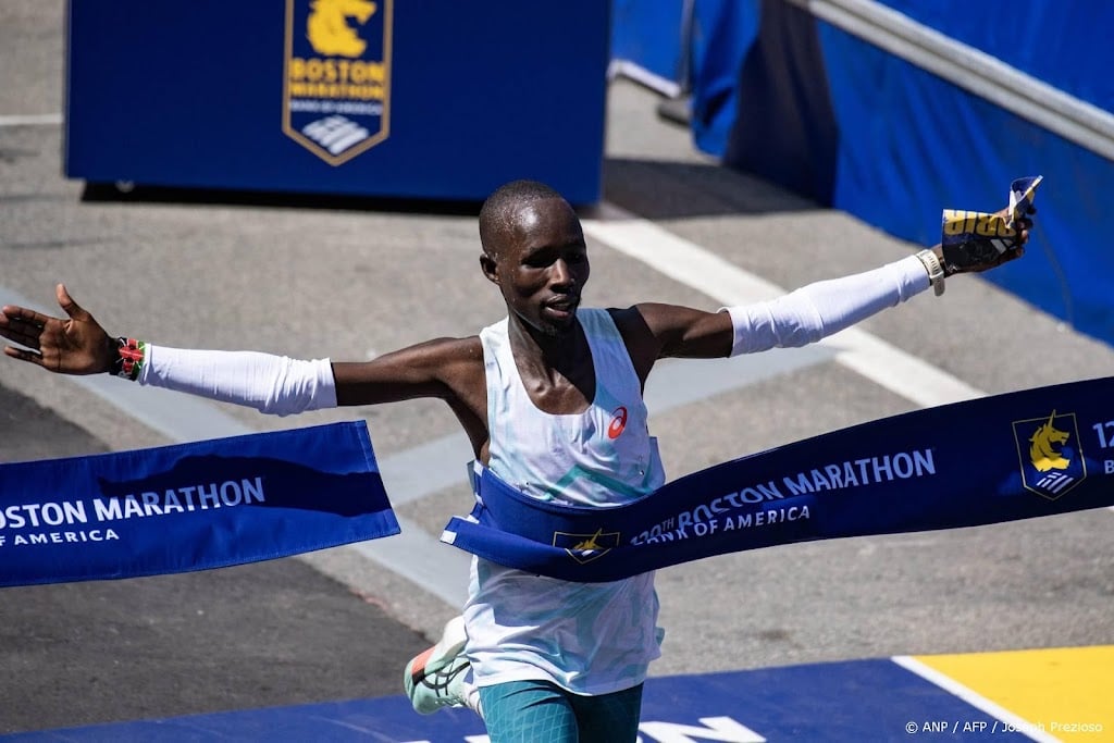 Keniaan Korir wint marathon Boston in parcoursrecord, Nageeye 21e