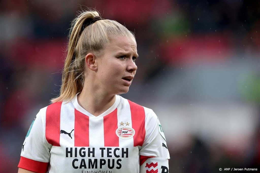 Voetbalster Van Es beëindigt loopbaan na veertien seizoenen