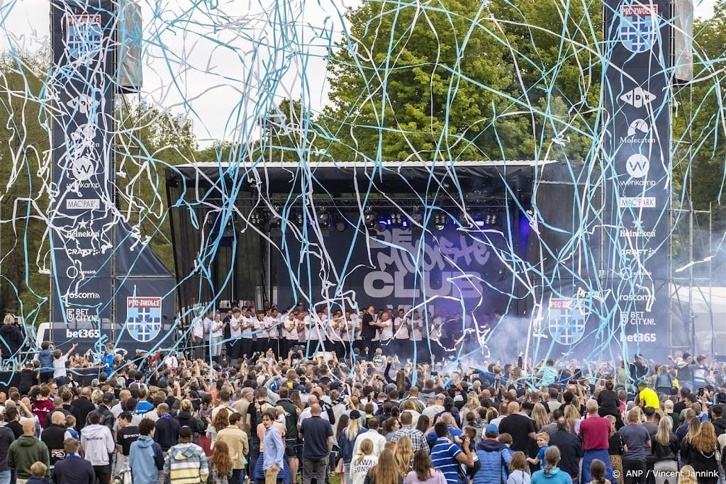 Gepromoveerd PEC Zwolle feestelijk gehuldigd