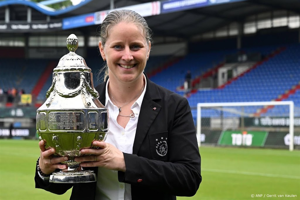 Vertrekkende coach Bakker ziet bekerwinst Ajax als 'bekroning'