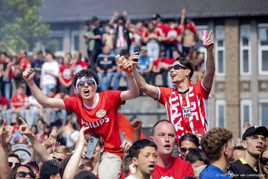 Geen 'grote ongeregeldheden' bij huldiging PSV, 15 aanhoudingen