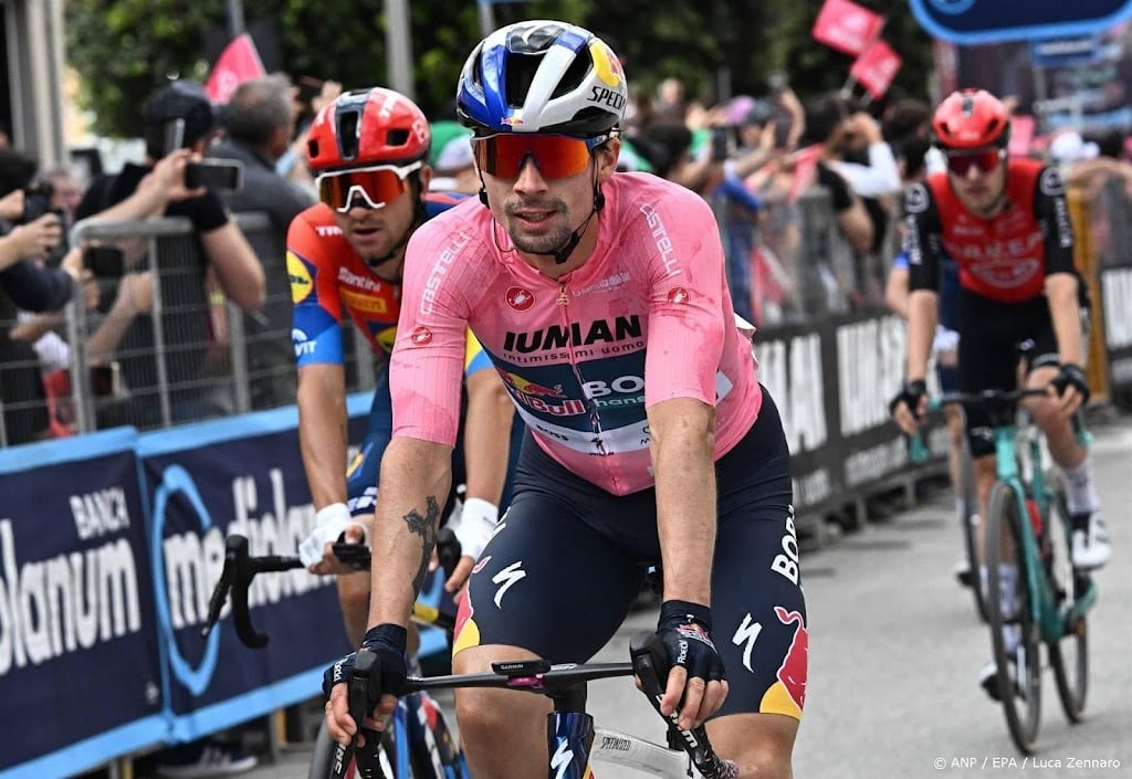 Wielrenner Roglic valt bij verkenning parcours tijdrit van Giro