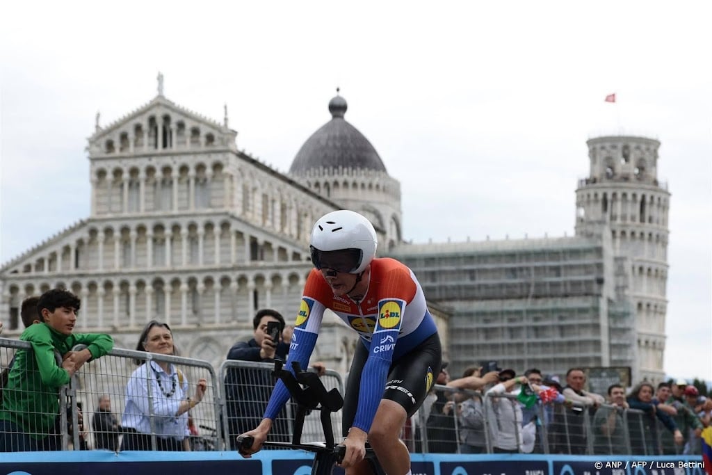 Wielrenner Hoole wint tijdrit in Giro d'Italia 