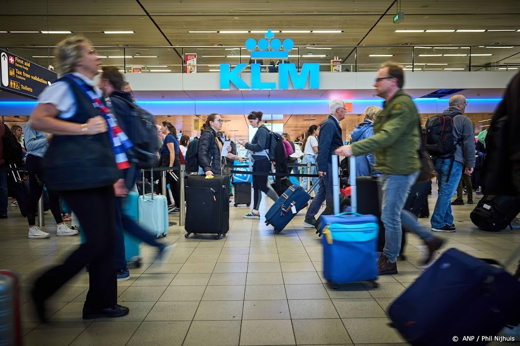 Slotcoördinator: KLM moet helft stoelenprobleem Schiphol oplossen