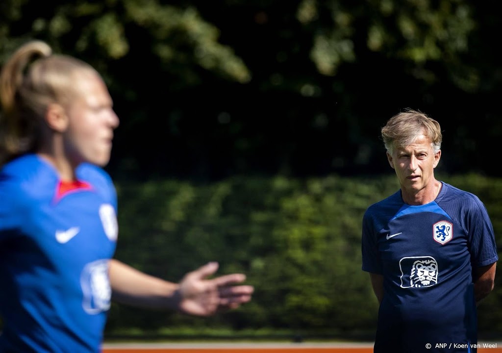 Coach Jonker: training voetbalsters begint met goede sfeer