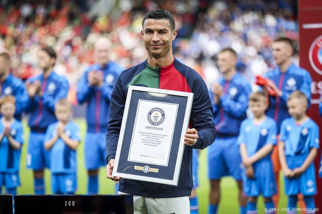 Ronaldo (38) helpt bij zijn 200e interland Portugal aan winst
