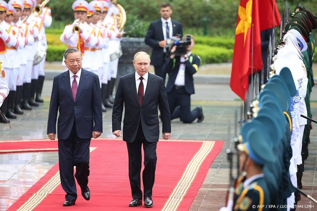 Poetin met veel ceremonieel onthaald in Vietnam
