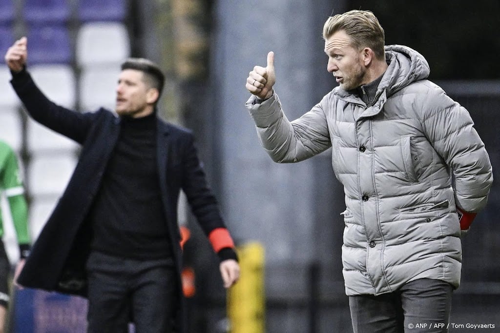 Belgische voetbalclub Beerschot neemt afscheid van trainer Kuijt