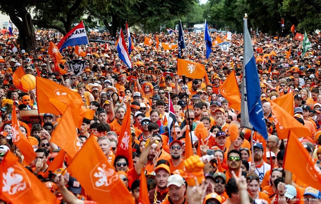 Ruim 15.000 Oranjefans in optocht naar stadion in Houston