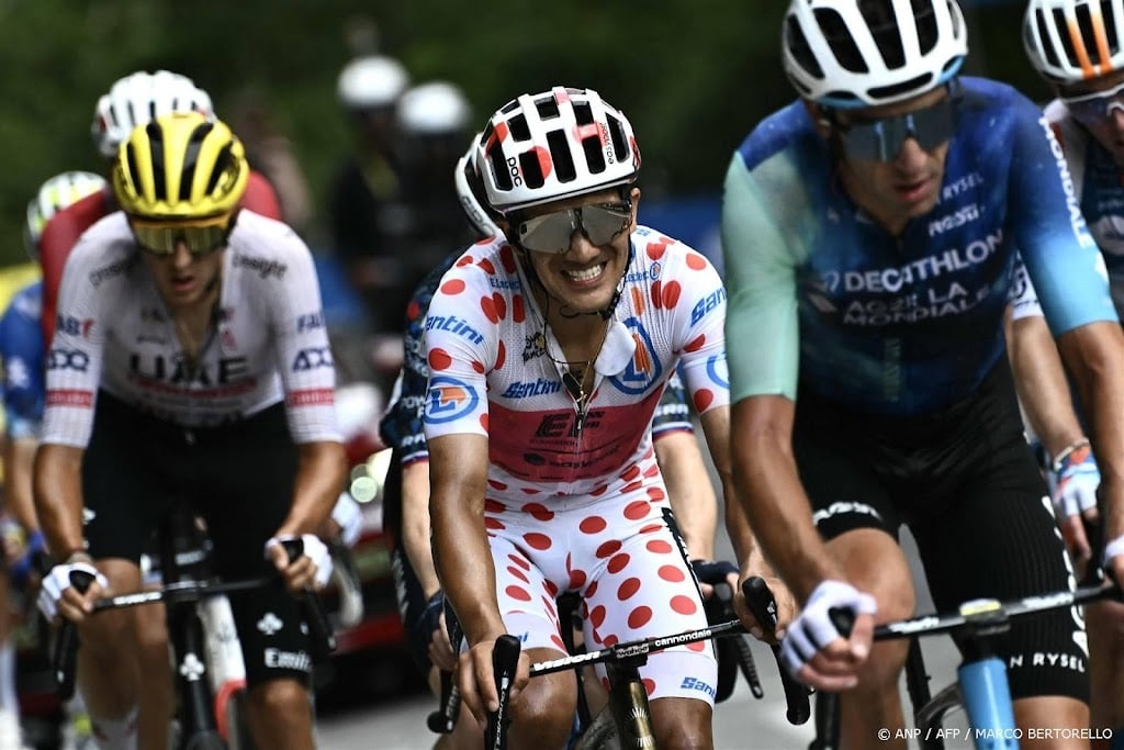 Bergtrui (Carapaz) en puntentrui (Girmay) vergeven in Tour