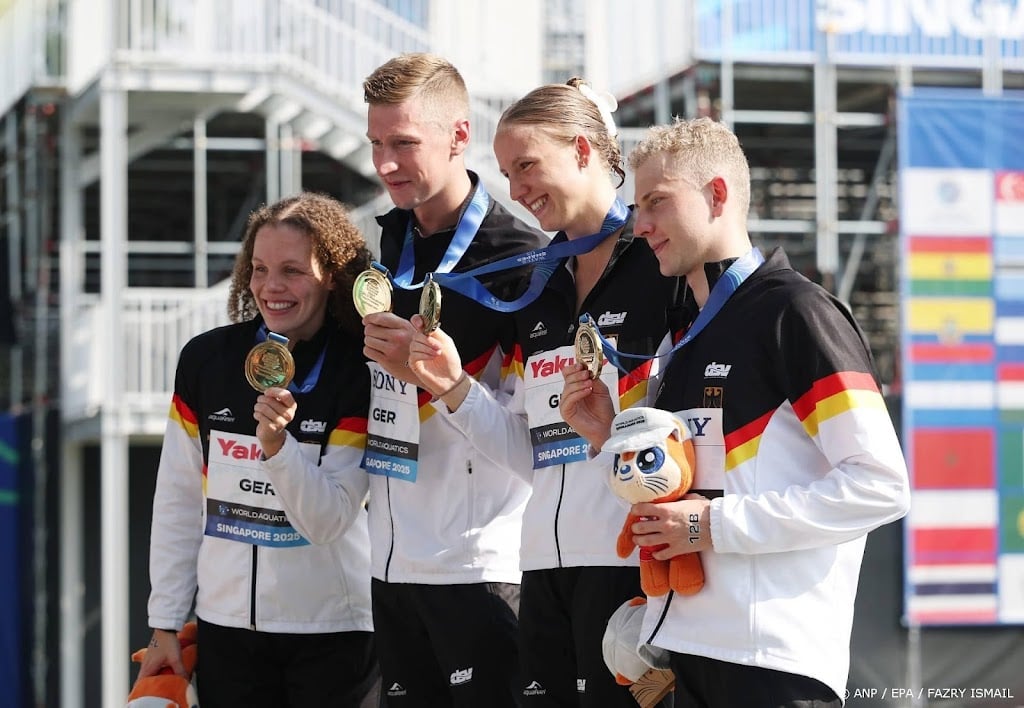 Duitse zwemmer Wellbrock pakt bij WK ook titel op estafette
