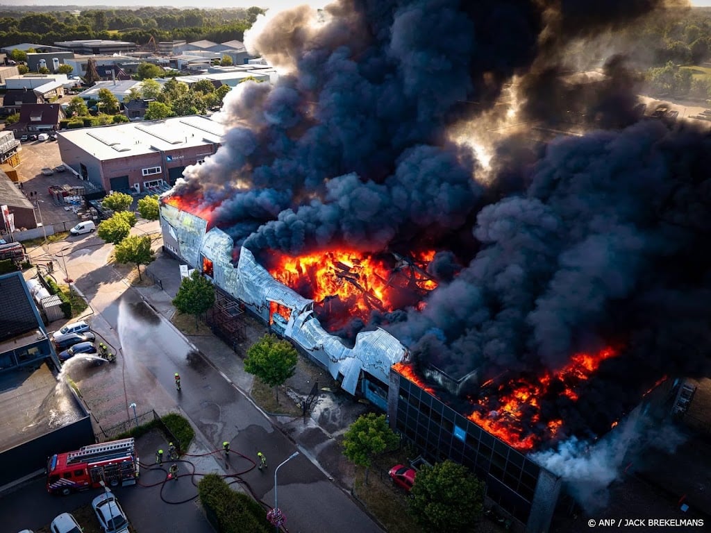 Grote uitslaande brand in bedrijfspand Udenhout