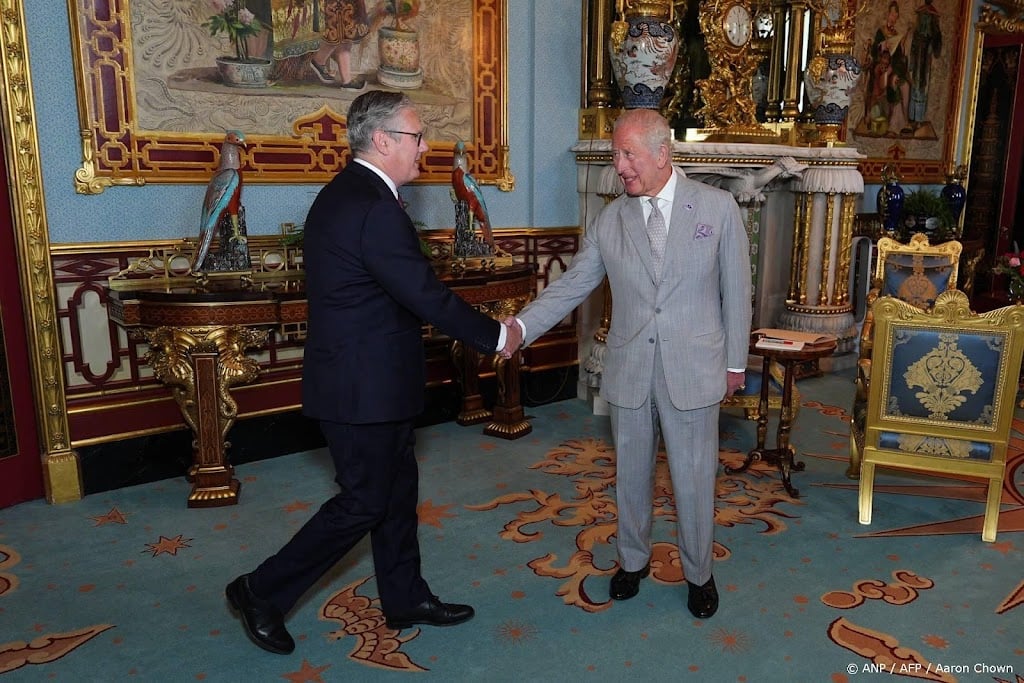Britse premier Starmer dient ontslag in bij koning