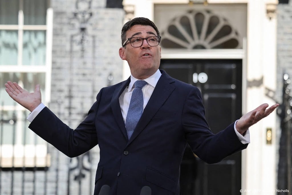 Burnham belooft grote politieke en economische verandering